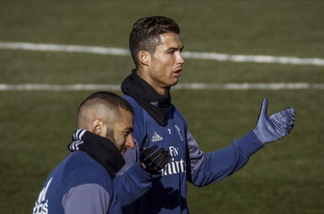 Cristiano Ronaldo y Benzema, durante el entrenamiento de este martes en la ciudad deportiva de Valdebebas.-EFE / EMILIO NARANJO