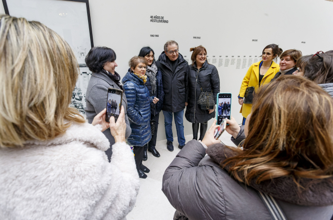El diseñador Roberto Verino se hace una foto con un grupo de burgalesas. SANTI OTERO