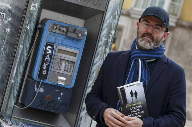 El escritor burgalés Leandro Pérez con su nueva novela. SANTI OTERO