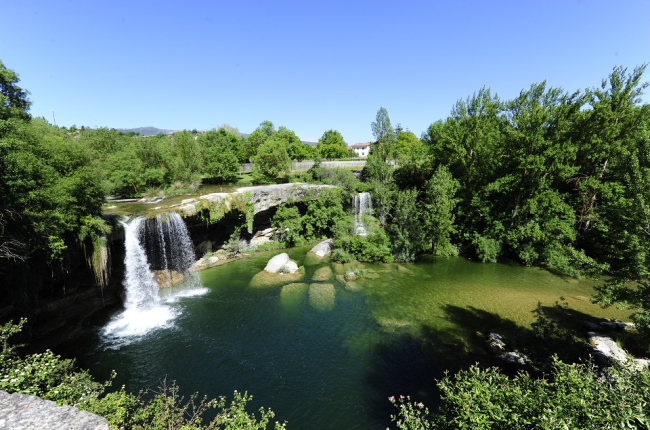 La cascada de Pedrosa de Tobalina es uno de los destinos más populares del verano en Las Merindades, pero en los meses de lluvia el salto de agua es todo un espectáculo. / I. L. Murillo