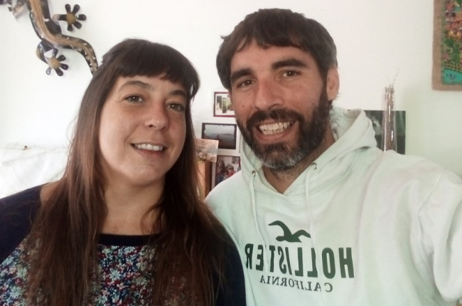 Olga y Jorge, burgaleses residentes en Vitoria,permanecen al pie del cañón pese al Covid-19 desde sus respectivos puestos de trabajo. ECB