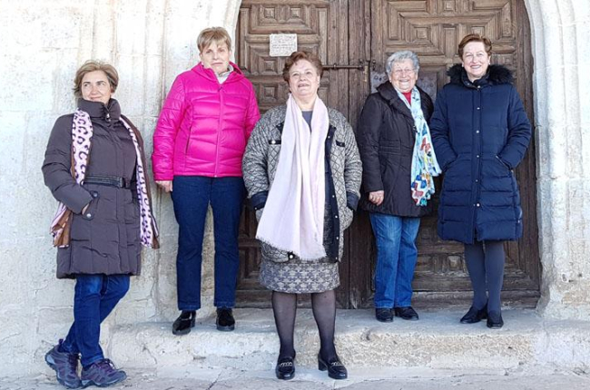 De izquierda a derecha, Mila, Águeda, Ángela, Celia y Sara posan en la puerta de la Iglesia.-L.V.