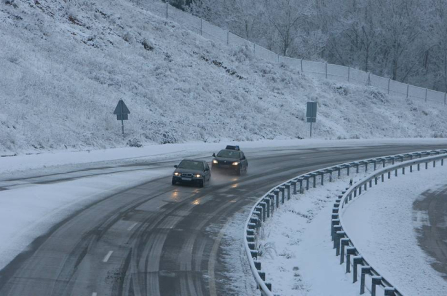 La carretera CL-631 entre Cubillos del Sol y Toreno (León), afectada por la nieve-Ical
