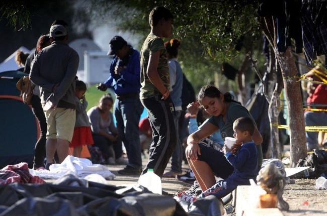 Migrantes permanecen en un albergue de la ciudad de Tijuana. Mexico deporto a 98 migrantes que presuntamente protagonizaron una trifulca al romper un cerco de la Policia Federal en la ciudad de Tijuana con el afan de cruzar la frontera con Estados Unidos.-EFE
