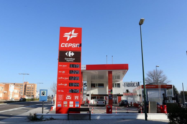 Imagen de archivo de una gasolinera de Valladolid con los diferentes precios de los carburantes.