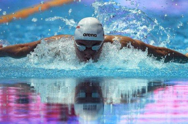 Milak, en la prueba en que batió el récord de 200 mariposa de Phelps.-AFP / MANAN VATSYAYANA