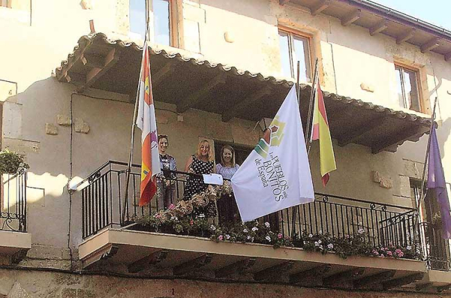 Numerosas personas se dieron cita durante el izado de la bandera de los 79 pueblos más bonitos de España.-G. G.