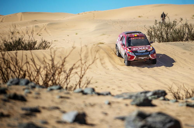 Cristina Gutiérrez supera una duna durante la primera etapa del Rally Dakar, ayer.-PARK36