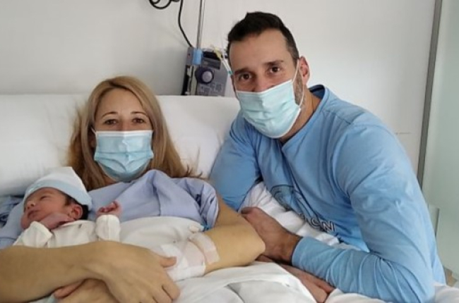 Diego Maté Hurtado en brazos de su madre Rebeca, que llegó poco después de las campanadas con su marido para dar a luz. ECB