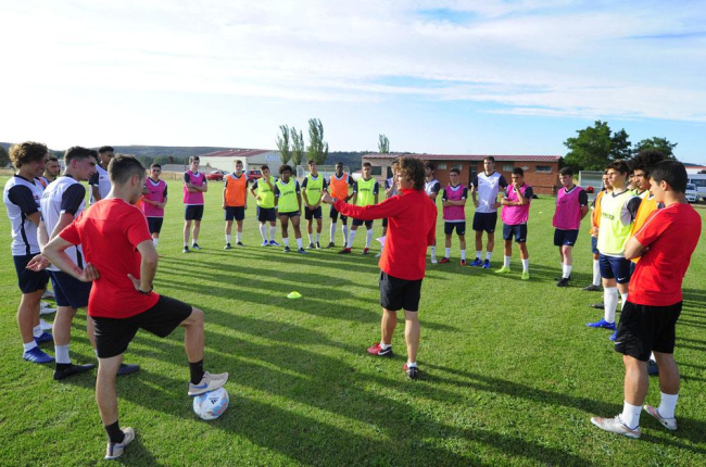 El equipo de la División de Honor Juvenil del Burgos CF realizó ayer su primera sesión de trabajo en Villalbilla-Israel L. Murillo