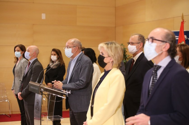 Francisco Igea, durante la rueda de prensa acompañado de los procuradores y consejeros de Ciudadanos.- ICAL