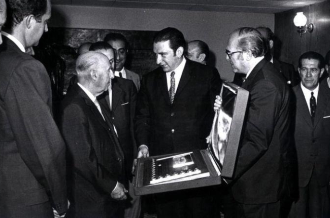 Encuentro entre Francisco Franco y Agustí Montal, presidente del FC Barcelona.-EL PERIÓDICO