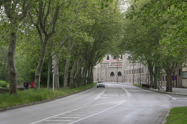 La avenida de Palencia tendrá un  carril abierto a la circulación de vehículos y el otro cerrado para lo peatones. RAÚL OCHOA