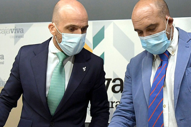 Javier Casado y Fernando de la Varga, durante la firma del convenio. S. O.