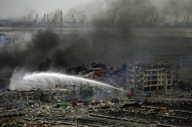 Tareas de remojo en la zona de las explosiones de Tianjin, este viernes.-AFP