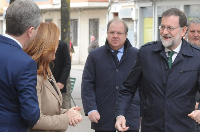 Rajoy se dirige a saludar a la presidenta de las Cortes y al alcalde de Burgos, ambos con cargos de responsabilidad en el PP de Castilla y León-ISRAEL L. MURILLO