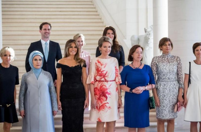 De izquierda a derecha, Brigitte Macron, Emine Gulbaran Erdogan, Melania Trump, la reina Matilde de Bélgica, Ingrid Schulerud, Desislava Radeva, Amelie Derbaudrenghien, y en la segunda fila, Gauthier Destenay, Mojca Stropnik y Thora Margret Baldvinsdottir-AFP