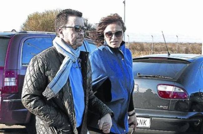 Ortega Cano, de la mano de su futura esposa, Ana María Aldón, a la llegada a la cárcel de Zuera tras su primer permiso.-Foto:   EFE / JAVIER BELVER