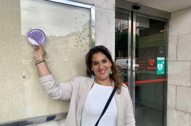 Aída Estrella Paredes, concejala de Igualdad y Mujer, posa con la pegatina que identifica los puntos violeta. ECB