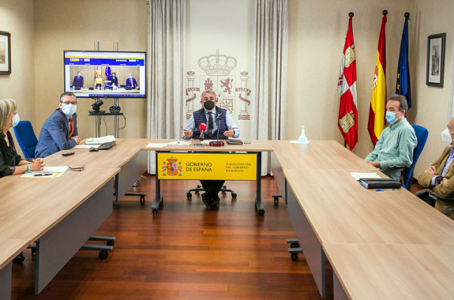El subdelegado del Gobierno, Pedro de la Fuente, presentó ayer la Carta de Servicios Electrónicos. TOMÁS ALONSO