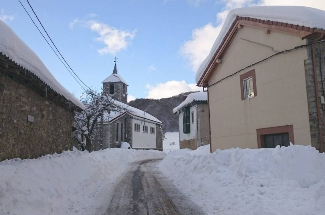 Vista de la localidad leonesa de La Uña donde el temporal de nieve y frío dificulta la circulación-J. Casares