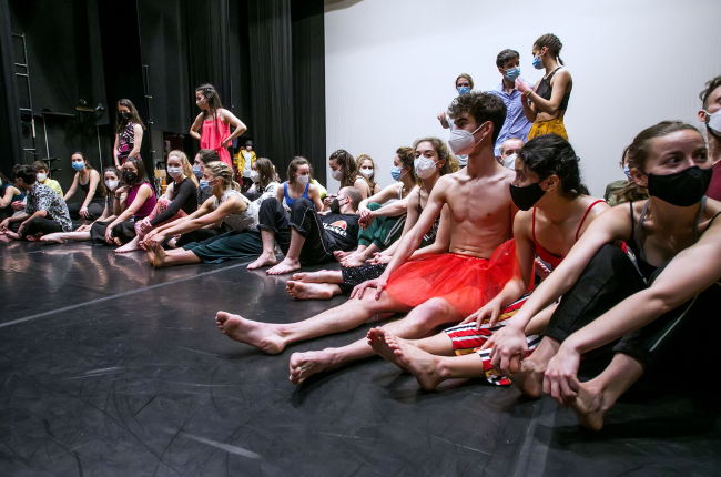 Alumnos de la escuela profesional de Danza de Burgos durante un descanso de un ensayo para una actuación. TOMÁS ALONSO