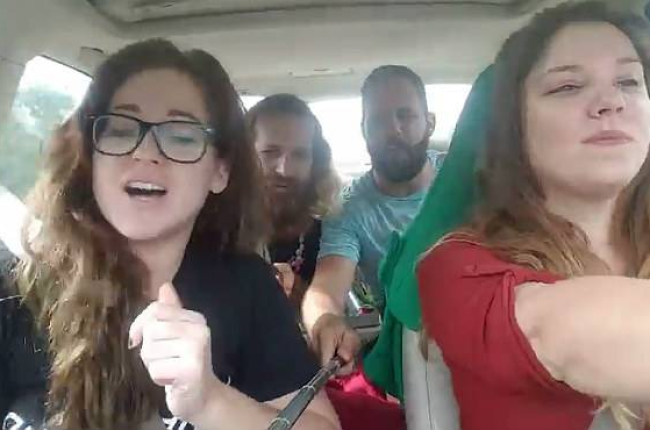 Un vídeo recoge el accidente de Sarah Green, una joven estadounidense, y sus amigos en coche, y grabado con el móvil y el palo de selfi.-