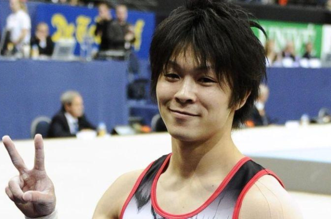 El gimnasta japonés Kohei Uchimura celebra su triunfo en la final individual del Campeonato Mundial del 2010.-DYLAN MARTINEZ / REUTERS