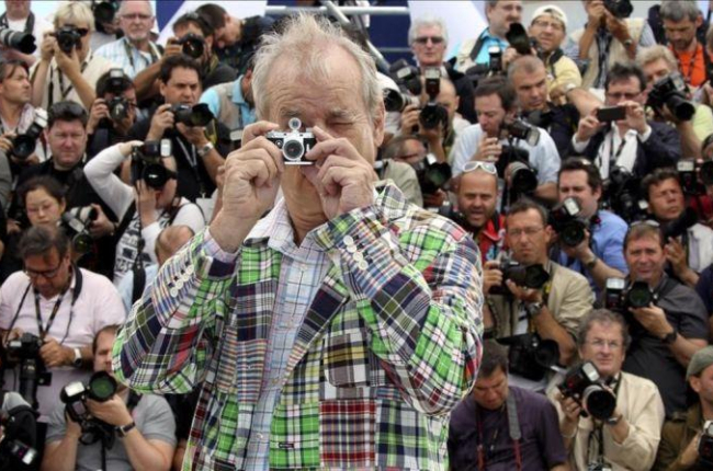 El actor Bill Murray, con  una minicámara, en el 65º festival de cine de Cannes.-AP / JOEL RYAN