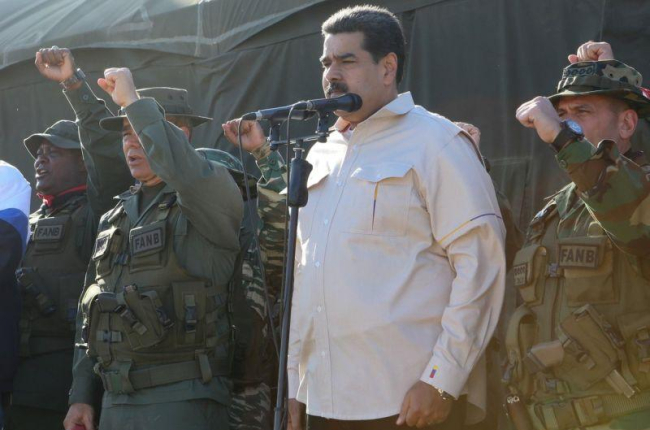 El presidentde de Venezuela, Nicolás Maduro,presencia un ejecicio militar.-REUTERS