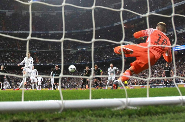 Cristiano Ronaldo marca de penalti.-KIKO HUESCA (EFE)