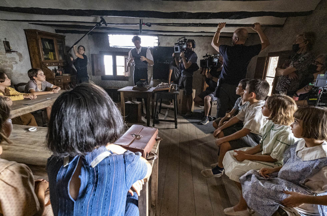 El aula que recrea la Escuela de Bañuelos de Bureba, en un momento del rodaje de ‘El maestro que prometió el mar’. SERGI BERNAL