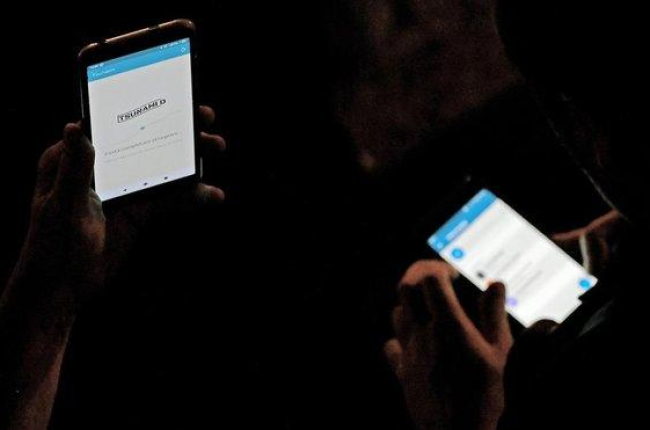 Usuarios consultan la ’app’ de Tsunami Democràtic, este jueves.-AFP / LLUÍS GENE