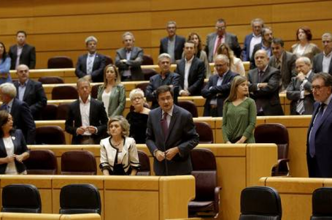 Senadores de la oposición de pie, en protesta por la ausencia de miembros del Gobierno en el Senado.-JOSE LUIS ROCA
