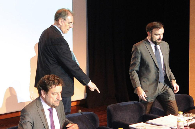 Jesús Martínez, Miguel Ángel Benavente y Julián Alonso antes de la última Asamblea.-ISRAEL L. MURILLO