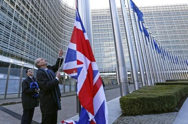 La bandera británica es izada ante las instituciones europeas con motivo de la visita de Cameron, el martes.-REUTERS / YVES HERMAN
