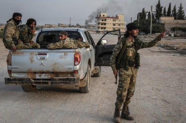 Combatientes del Ejercito Nacional sirio que apoyan a Turquía.-DPA / ANAS ALKHARBOUTLI