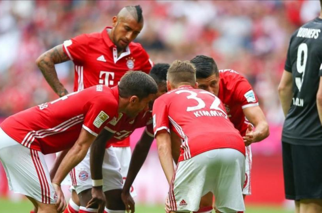 Los jugadores del Bayern hablan antes del lanzamiento de una falta, este sábado en el partido contra el Colonia.-REUTERS / MICHAEL DALDER