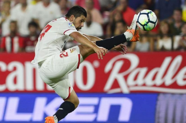Nolito chuta el balón de forma acrobática en el Sánchez Pizjuán.-AFP / CRISTINA QUICLER