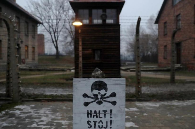 Una señal de alto, en alemán y en polaco, en el campo de exterminio de Auschwitz, durante la conmemoración del aniversario de la liberación, el pasado 27 de enero.-REUTERS / KACPER PEMPEL