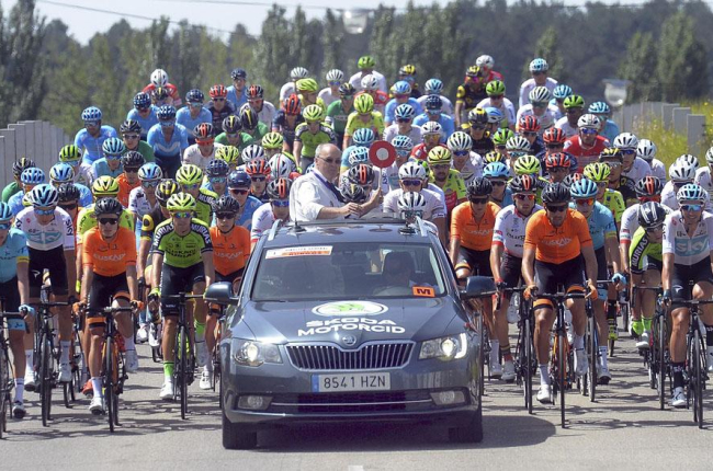 El director de la Vuelta a Burgos, Marcos Moral, da la salida real de una de las etapas de la presente edición de la ronda provincial.-Ricardo Ordóñez