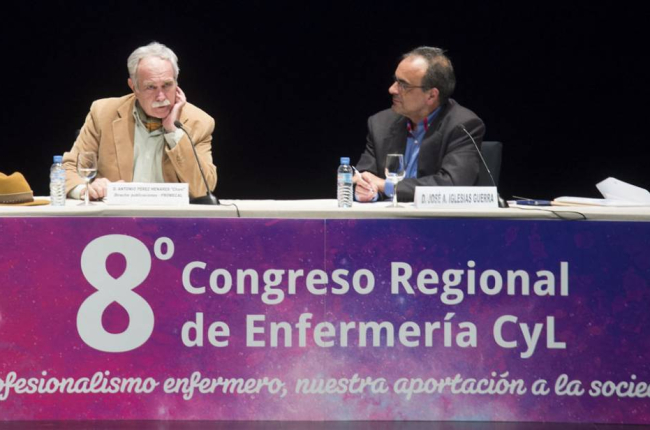 El periodista Antonio Pérez Henares, a la izquierda, durante la clausura ayer del congreso.-ICAL
