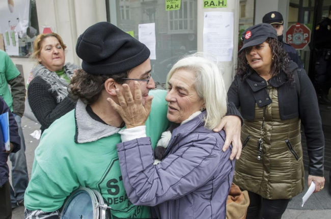 Un miembro de la PAH abraza a Maite tras conseguir un alquiler social.-Santi Otero