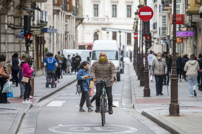 Un ciclista urbano recorre la calle Santander, señalizada desde hace unos meses como ciclocalle. SANTI OTERO