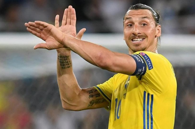 El delantero Zlatan Ibrahimovic en una acción con Suecia durante la pasada Eurocopa.-PETER POWELL / EFE