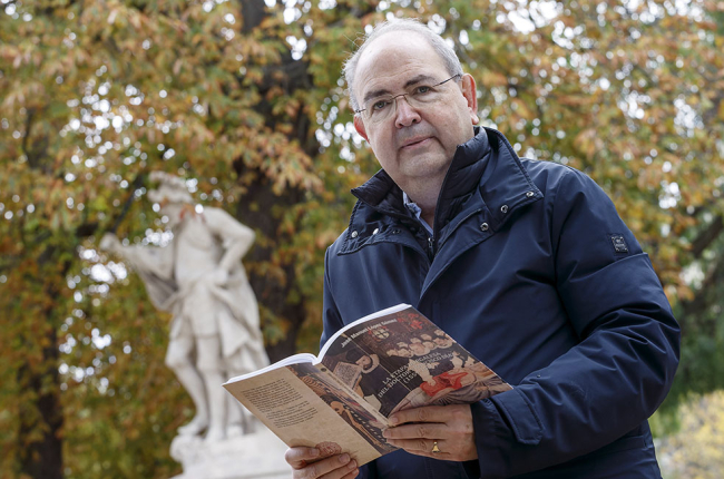 José Manuel López Gómez, con un ejemplar de su última publicación. SANTI OTERO