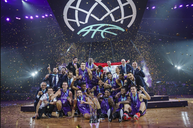 Plantilla y cuerpo técnico del Hereda San Pablo Burgos celebran el título de la BCL logrado en Atenas el 4 de octubre. FIBA