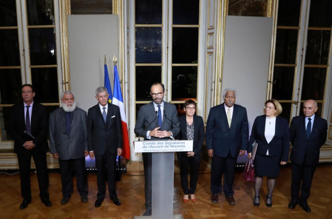 El primer ministro de Francia, Edouard Philippe se ha reunido con los dirigentes de la Nueva Caledonia para detallar las condiciones del referéndum de independencia que se celebrará en 2018-/ AFP / JACQUES DEMARTHON (AFP)