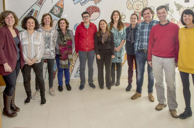Imagen de los integrantes de la asociación en la sede de Autismo Burgos.-ISRAEL L. MURILLO