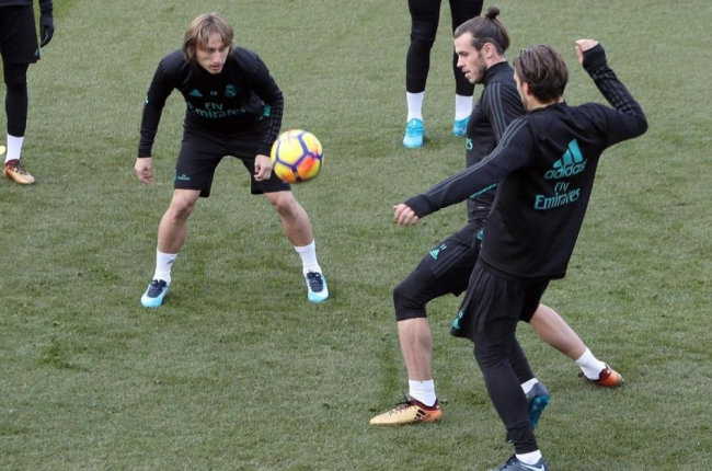 Modric, Bale y Kovacic, durante el entrenamiebnto de este viernes en Valdebebas.-J J GUILLÉN / EFE